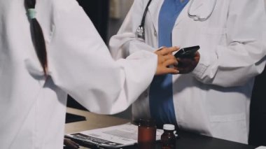 Doktor ve hemşire hastanede.