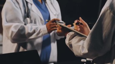 Doktorlar ve hastane personeli