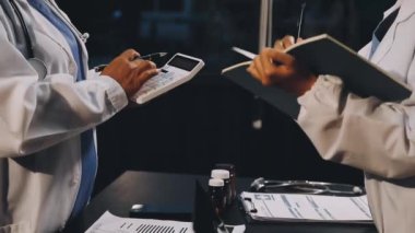 Hastanede dijital tablet tutan doktor.