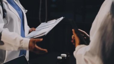 Doktor ve hemşire elleri