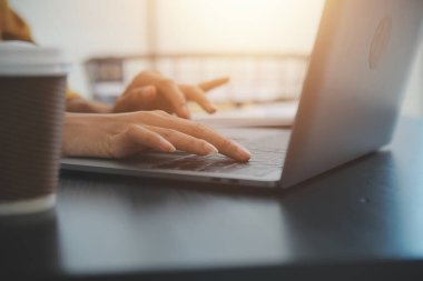 Hesap makinesi ve dizüstü bilgisayarı kullanarak ahşap masa, vergi, muhasebe, istatistik ve analitik araştırma konseptine matematik finansmanı sağlayan İş kadını kapat