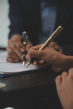 Hukuk teması, hakimin tokmağı, avukat infaz memurları, mahkemede dikkate alınan kanıtlara dayalı davalar, yasalar.