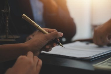 Hukuk teması, hakimin tokmağı, avukat infaz memurları, mahkemede dikkate alınan kanıtlara dayalı davalar, yasalar.