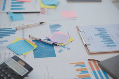 Veri belgesi grafiği çizelgesinde çalışan işadamı, araştırma geliştirme planlama stratejisi analizi finans muhasebesi pazarlama raporu veriyor. İş ofisi kavramı.