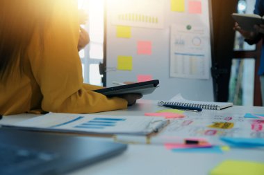 Şirketin mali durumunun analizi ve iş planlamasını ortaklık işbirliği ve strateji danışmanlığıyla tartışan işletme yöneticileri toplantısı.