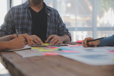 Toplantı odasında birlikte çalışan iş adamları, takım çalışması arka plan çizelgeleri ve grafikler, çift pozlama başarılı takım çalışması, iş planlama konsepti.