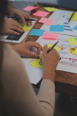 Toplantı odasında birlikte çalışan iş adamları, takım çalışması arka plan çizelgeleri ve grafikler, çift pozlama başarılı takım çalışması, iş planlama konsepti.