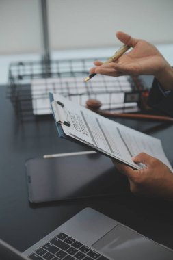 Hukuk teması, hakimin tokmağı, avukat infaz memurları, mahkemede dikkate alınan kanıtlara dayalı davalar, yasalar.