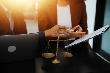 Hukuk teması, hakimin tokmağı, avukat infaz memurları, mahkemede dikkate alınan kanıtlara dayalı davalar, yasalar.