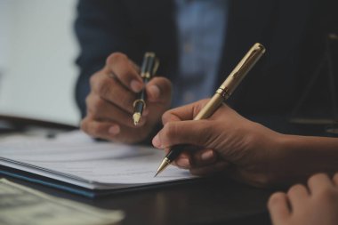 Hukuk teması, hakimin tokmağı, avukat infaz memurları, mahkemede dikkate alınan kanıtlara dayalı davalar, yasalar.