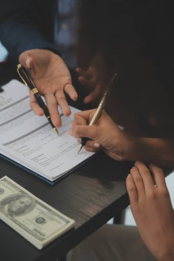 Hukuk teması, hakimin tokmağı, avukat infaz memurları, mahkemede dikkate alınan kanıtlara dayalı davalar, yasalar.