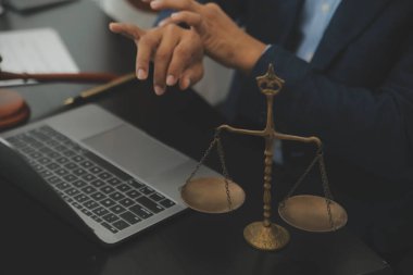 Hukuk teması, hakimin tokmağı, avukat infaz memurları, mahkemede dikkate alınan kanıtlara dayalı davalar, yasalar.