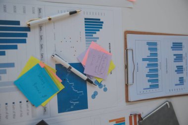 Veri belgesi grafiği çizelgesinde çalışan işadamı, araştırma geliştirme planlama stratejisi analizi finans muhasebesi pazarlama raporu veriyor. İş ofisi kavramı.