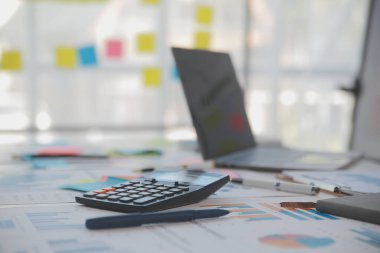 Veri belgesi grafiği çizelgesinde çalışan işadamı, araştırma geliştirme planlama stratejisi analizi finans muhasebesi pazarlama raporu veriyor. İş ofisi kavramı.