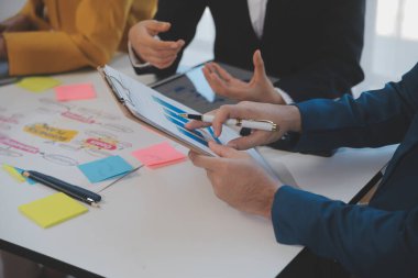 Şirketin mali durumunun analizi ve iş planlamasını ortaklık işbirliği ve strateji danışmanlığıyla tartışan işletme yöneticileri toplantısı.