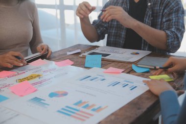Toplantı odasında birlikte çalışan iş adamları, takım çalışması arka plan çizelgeleri ve grafikler, çift pozlama başarılı takım çalışması, iş planlama konsepti.