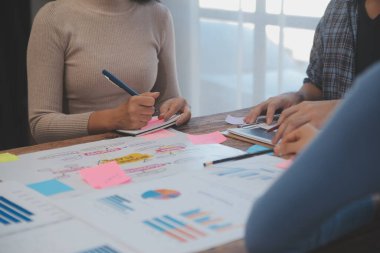 Toplantı odasında birlikte çalışan iş adamları, takım çalışması arka plan çizelgeleri ve grafikler, çift pozlama başarılı takım çalışması, iş planlama konsepti.