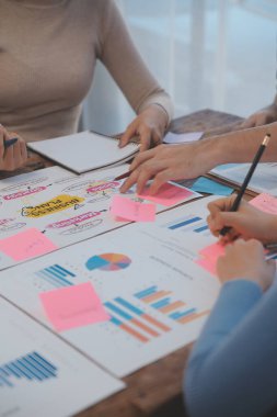 Toplantı odasında birlikte çalışan iş adamları, takım çalışması arka plan çizelgeleri ve grafikler, çift pozlama başarılı takım çalışması, iş planlama konsepti.