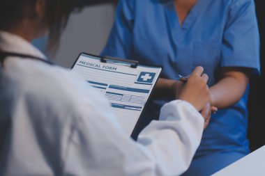 Büyüleyici kadın doktor Bayan hasta için tavsiyede.