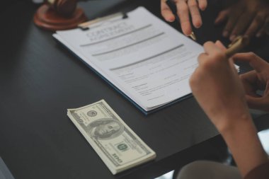 Hukuk teması, hakimin tokmağı, avukat infaz memurları, mahkemede dikkate alınan kanıtlara dayalı davalar, yasalar.