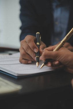 Hukuk teması, hakimin tokmağı, avukat infaz memurları, mahkemede dikkate alınan kanıtlara dayalı davalar, yasalar.