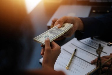 Hukuk teması, hakimin tokmağı, avukat infaz memurları, mahkemede dikkate alınan kanıtlara dayalı davalar, yasalar.