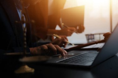 Hukuk teması, hakimin tokmağı, avukat infaz memurları, mahkemede dikkate alınan kanıtlara dayalı davalar, yasalar.