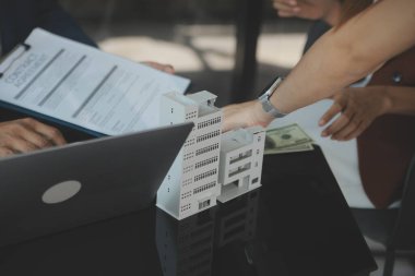 Emlakçı ve müşteri ev, sigorta ya da emlak satın almak için sözleşme imzalarlar. Ev kiralarlar, sigorta yaptırırlar, emlak veya emlak kredisi alırlar..