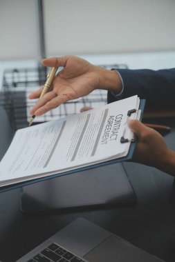 Hukuk teması, hakimin tokmağı, avukat infaz memurları, mahkemede dikkate alınan kanıtlara dayalı davalar, yasalar.