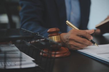 Hukuk teması, hakimin tokmağı, avukat infaz memurları, mahkemede dikkate alınan kanıtlara dayalı davalar, yasalar.