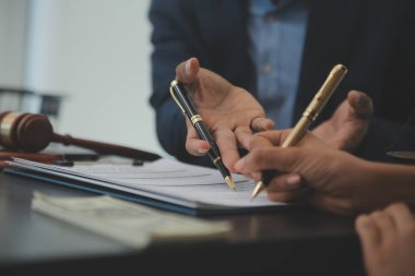 Hukuk teması, hakimin tokmağı, avukat infaz memurları, mahkemede dikkate alınan kanıtlara dayalı davalar, yasalar.