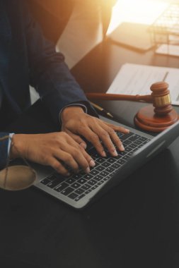 Hukuk teması, hakimin tokmağı, avukat infaz memurları, mahkemede dikkate alınan kanıtlara dayalı davalar, yasalar.