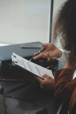 Hukuk teması, hakimin tokmağı, avukat infaz memurları, mahkemede dikkate alınan kanıtlara dayalı davalar, yasalar.