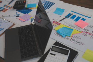 Veri belgesi grafiği çizelgesinde çalışan işadamı, araştırma geliştirme planlama stratejisi analizi finans muhasebesi pazarlama raporu veriyor. İş ofisi kavramı.