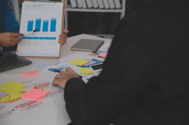 İş ortaklarıyla iş raporlarındaki pazar büyüme grafiklerini analiz etmek ve yatırım stratejileri planlamak için mali danışmanlar hakkında görüşmek.