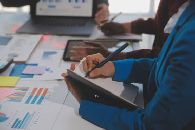 Şirketin mali durumunun analizi ve iş planlamasını ortaklık işbirliği ve strateji danışmanlığıyla tartışan işletme yöneticileri toplantısı.