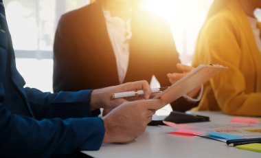 Şirketin mali durumunun analizi ve iş planlamasını ortaklık işbirliği ve strateji danışmanlığıyla tartışan işletme yöneticileri toplantısı.