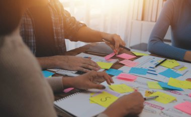 Toplantı odasında birlikte çalışan iş adamları, takım çalışması arka plan çizelgeleri ve grafikler, çift pozlama başarılı takım çalışması, iş planlama konsepti.