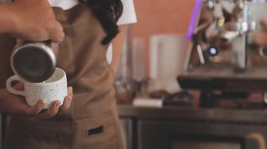 Kahve bardağı tutan barmen.