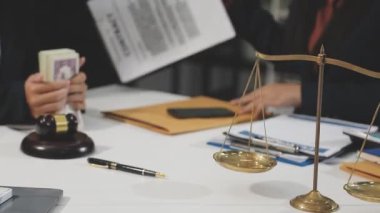 tokmağın ofisinde çalışan avukat.