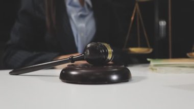 Ofiste çalışan bir avukat..