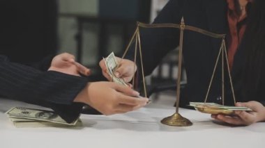 Kadın ofiste nakit para sayıyor.