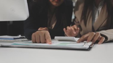 İş adamları modern ofiste çalışmayı tartışıyor.