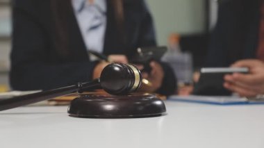 Avukat, mahkeme salonundaki ofis masasında belgeler ve belgelerle çalışıyor..