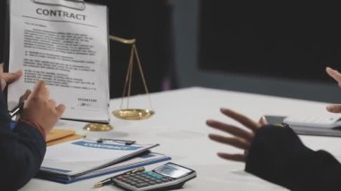 Avukat ofiste belgelerle çalışıyor, yakın plan.