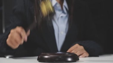Avukat, terazi, hukuk, yargıç tokmak ve adaletle çalışıyor.