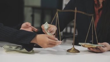 Takım elbiseli kadın ofiste para sayıyor.