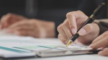 İş adamları kalemle mali toplantıyı tartışıyor ve planlıyor
