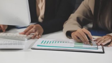 iş insanların birlikte çalışma ofisinde yakın çekim.