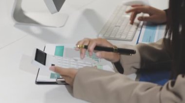 Modern işyerinde çalışan iş adamları ve dizüstü bilgisayar. Başarılı bir şirket konsepti